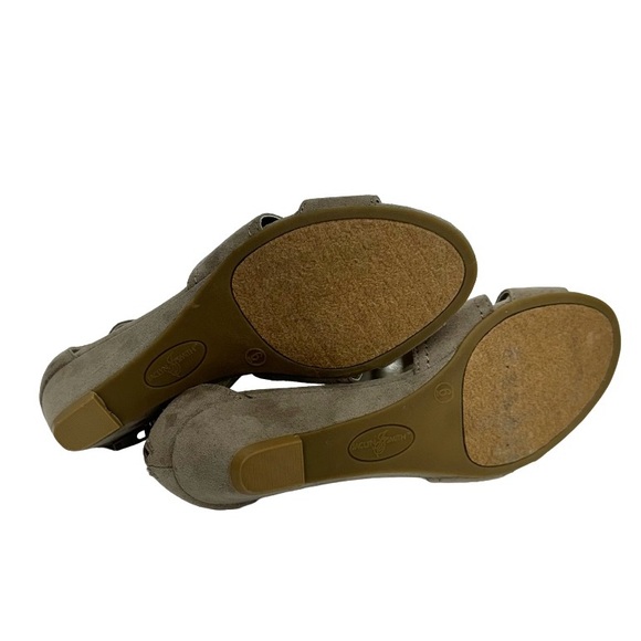 Jaclyn Smith Daphne Khaki Gray Faux Suede Strappy Wedge Heel Sandals Size 6 - Picture 6 of 15